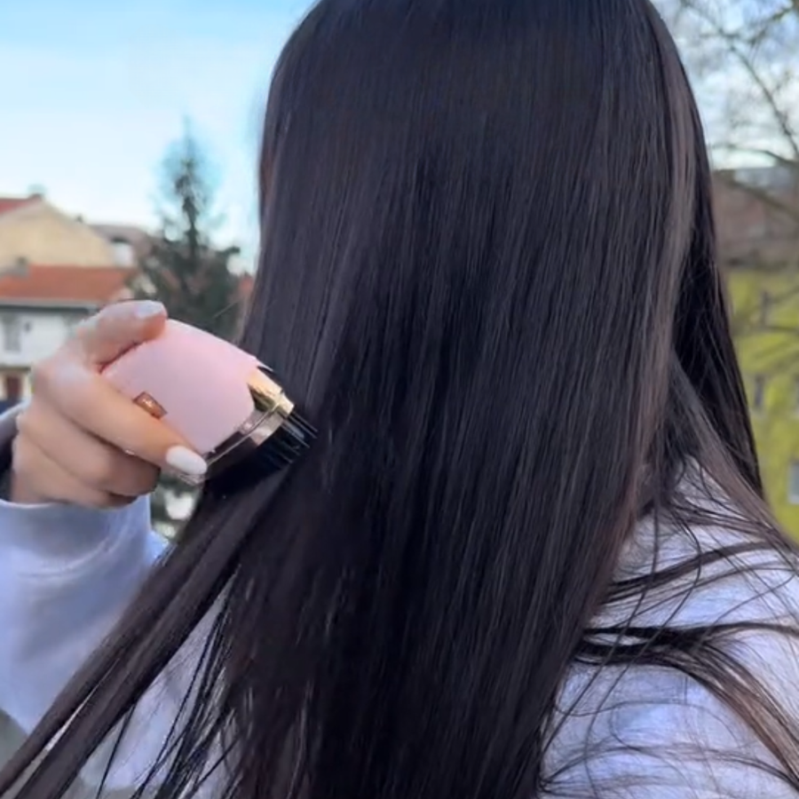 Desliza y transforma tu lookPasa MiniLiss Pro suavemente por tu cabello y disfruta de un aspecto más ordenado, suave y con menos frizz.